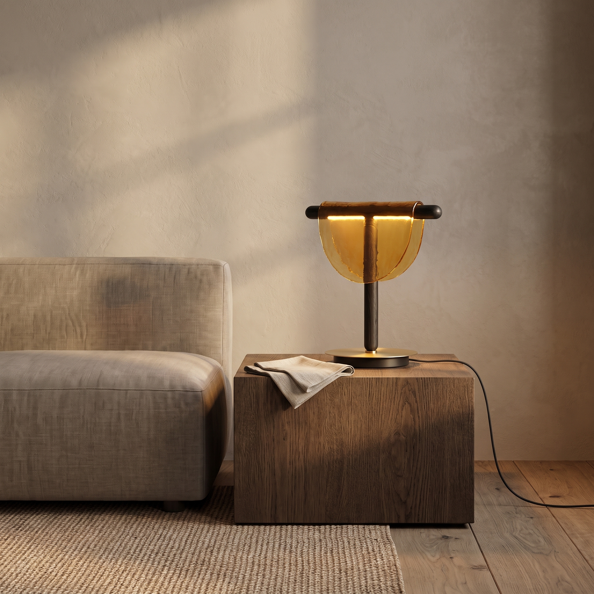 Lámpara de mesa LED de cristal Selenia – con cristal ámbar junto a un sofá