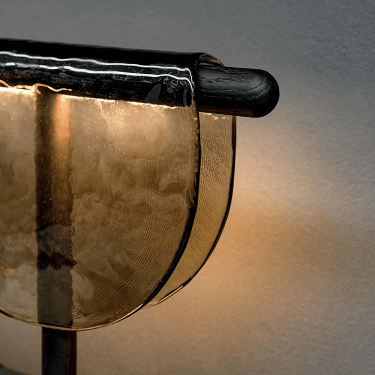 Lámpara de mesa LED de cristal Selenia – detalle del cristal martillado iluminado