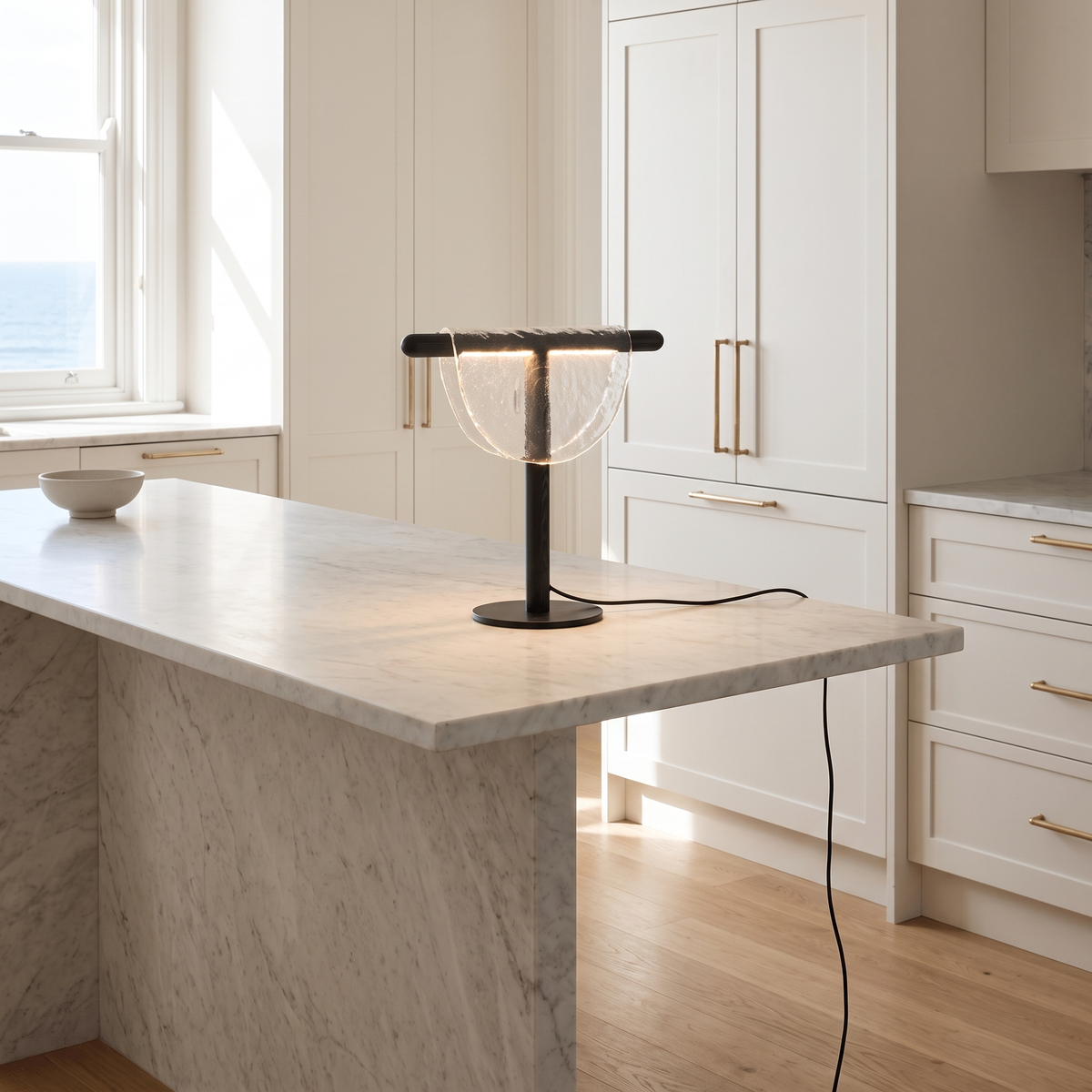 Lámpara de mesa LED de cristal Selenia – con cristal transparente en una isla de cocina