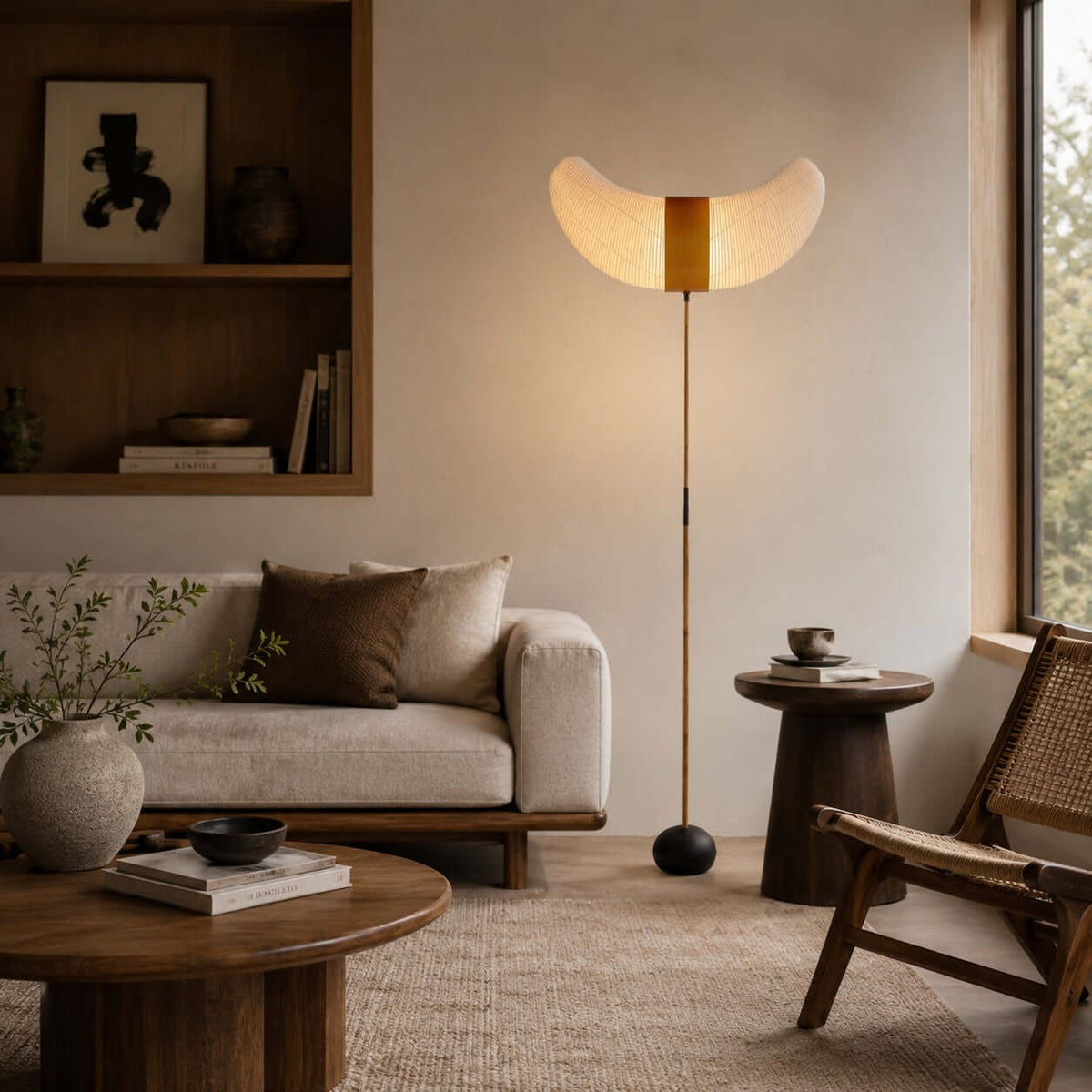 Lámpara de pie de papel Seluma en un salón de estilo japonés – imagen 3