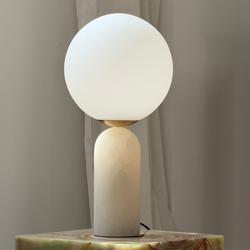 Lámpara de mesa de mármol Selunda – alabastro blanco sobre un pedestal de ónice