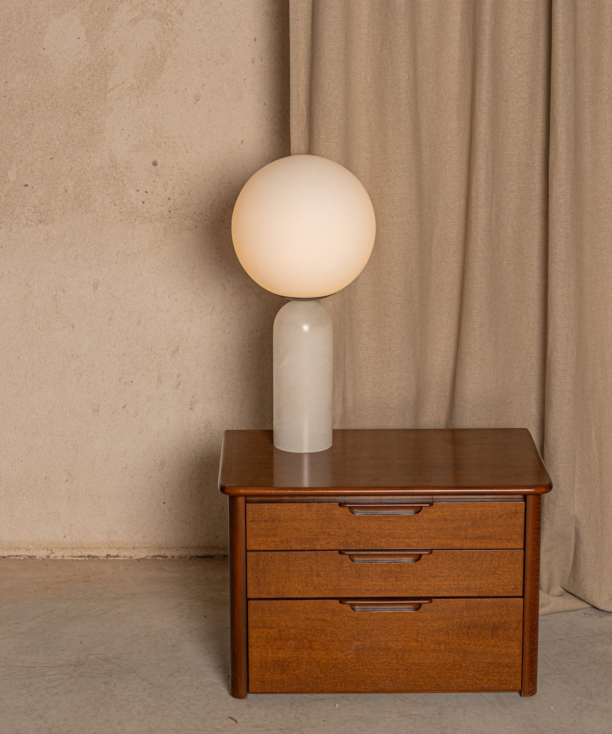 Lámpara de mesa de mármol Selunda – alabastro blanco sobre una cómoda de madera