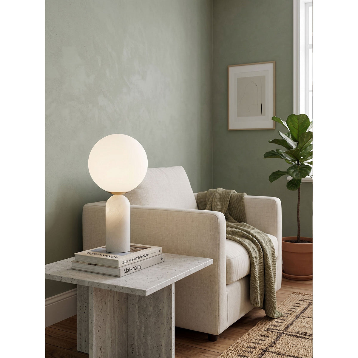 Lámpara de mesa de mármol Selunda – alabastro blanco junto a un sillón