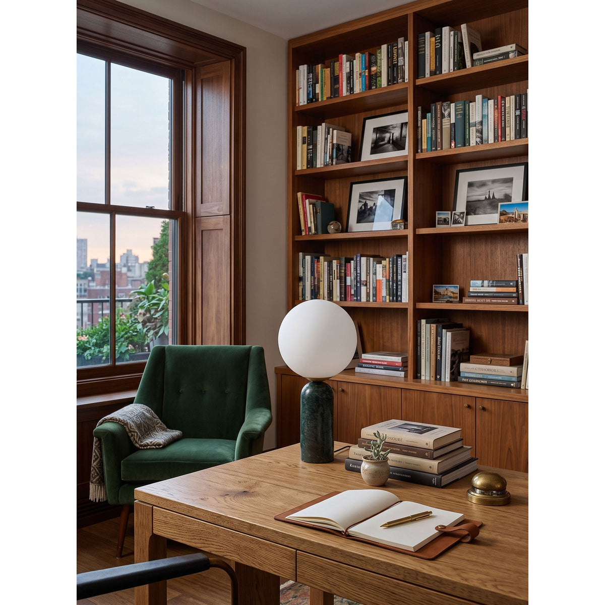 Lámpara de mesa de mármol Selunda – mármol verde en una biblioteca