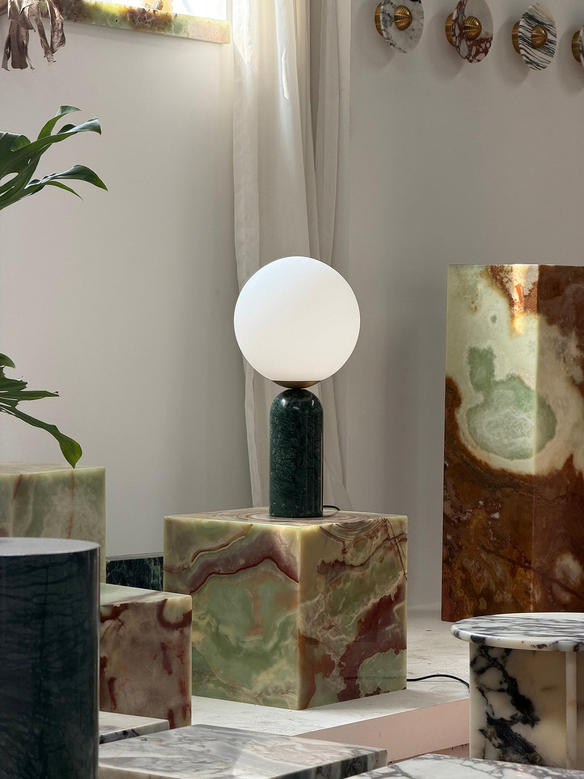 Lámpara de mesa de mármol Selunda – mármol verde sobre un pedestal de piedra
