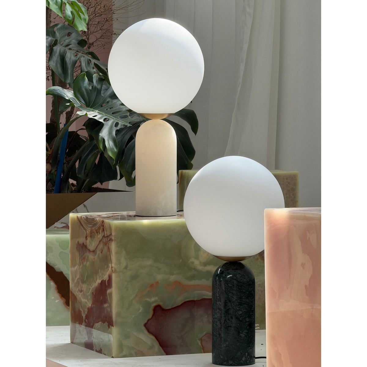 Lámpara de mesa de mármol Selunda – versiones de alabastro y mármol verde juntas