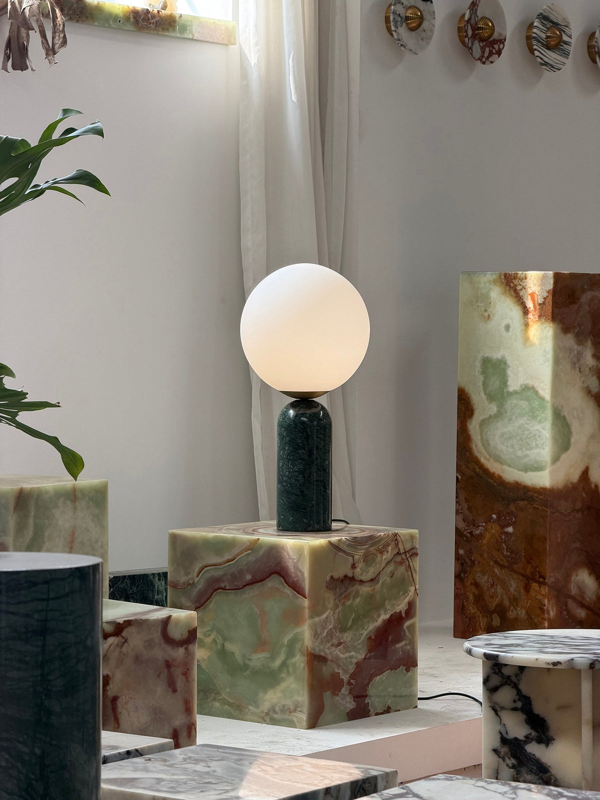 Lámpara de mesa de mármol Selunda – mármol verde junto a bloques de ónice