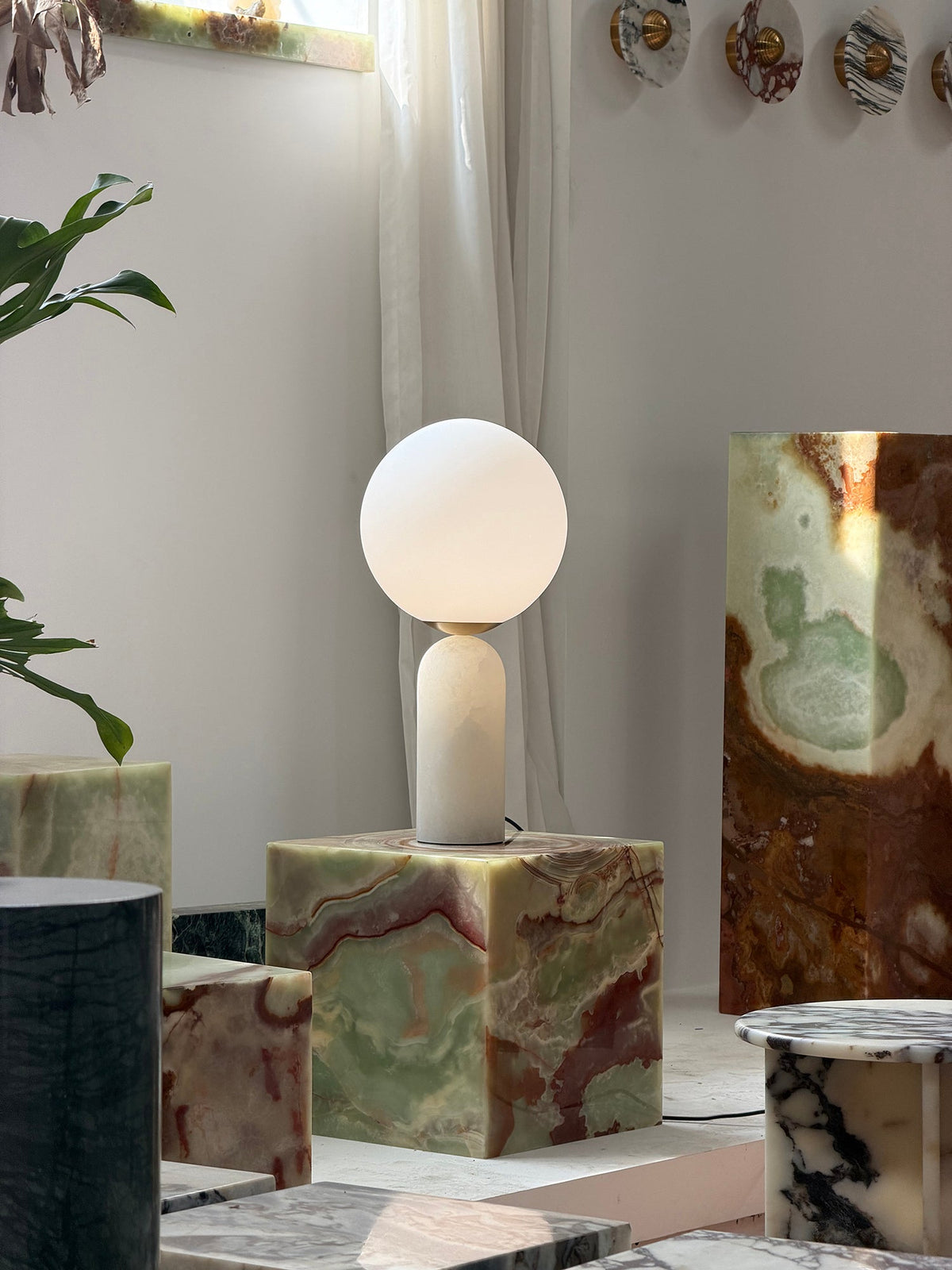 Lámpara de mesa de mármol Selunda – alabastro blanco junto a bloques de ónice