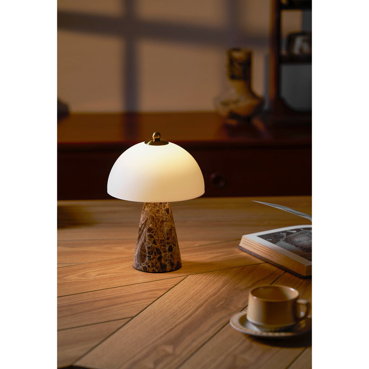Lámpara de mesa de mármol Selune – sobre una mesa de despacho