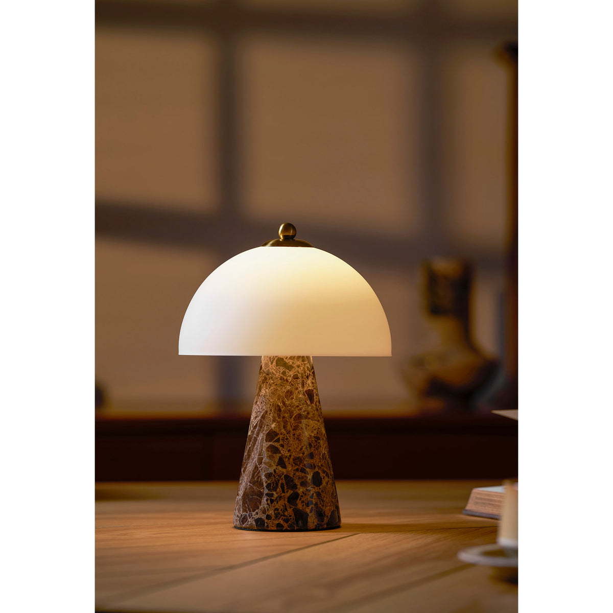 Lámpara de mesa de mármol Selune – vista lateral sobre la mesa