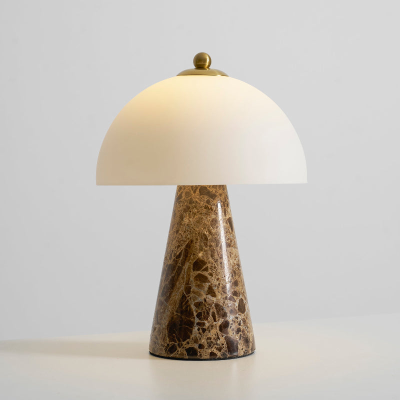 Lámpara de mesa de mármol Selune – encendida con luz cálida