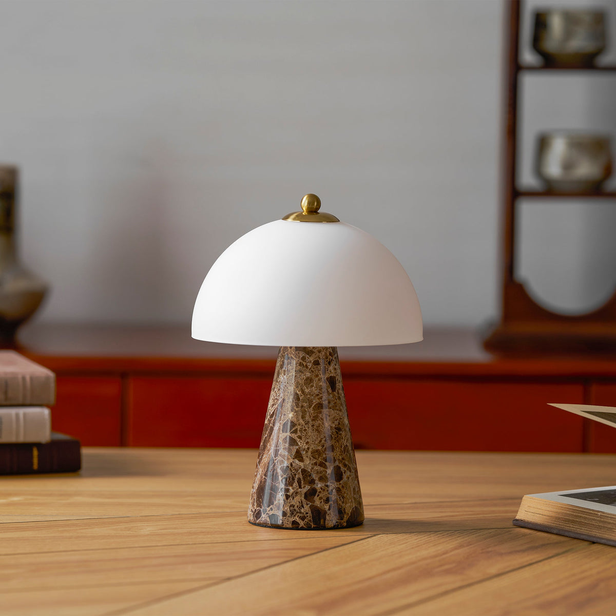 Lámpara de mesa de mármol Selune – sobre un escritorio de madera