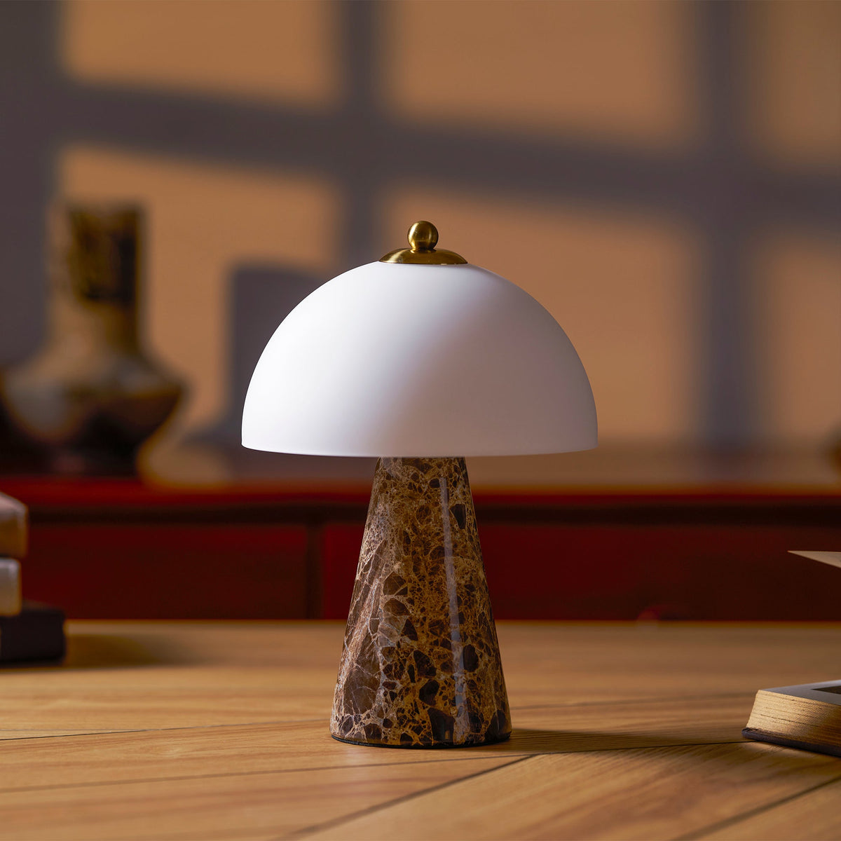 Lámpara de mesa de mármol Selune – junto a una ventana