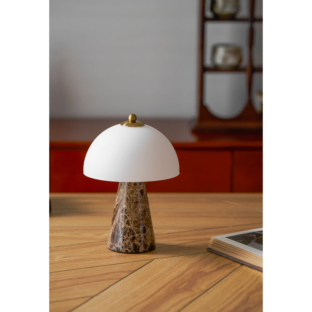 Lámpara de mesa de mármol Selune – sobre una mesa junto a un libro