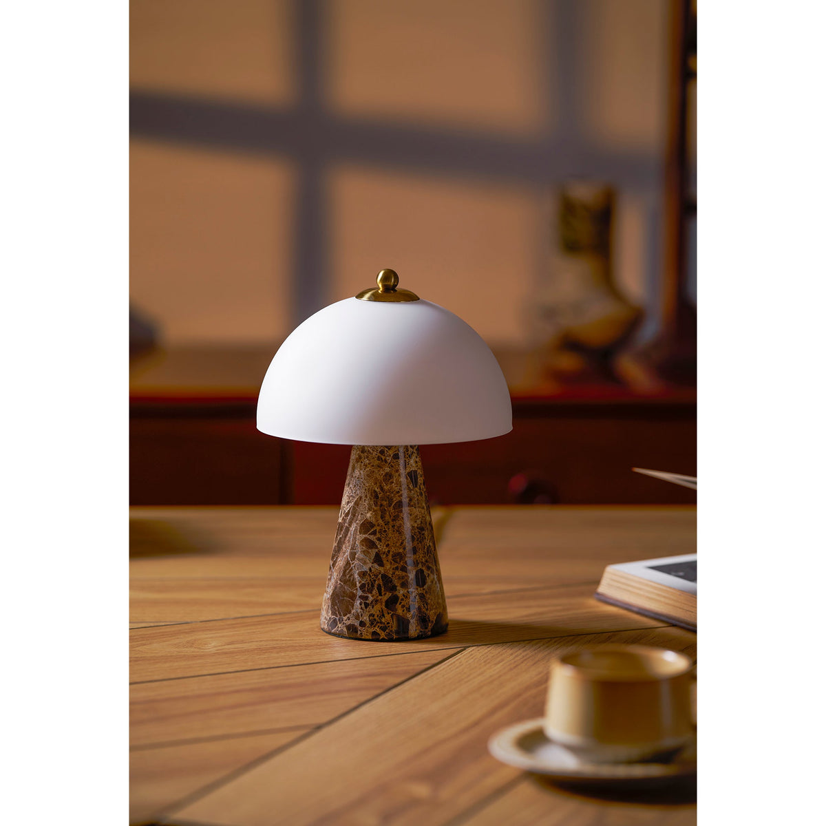 Lámpara de mesa de mármol Selune – junto a una taza de café