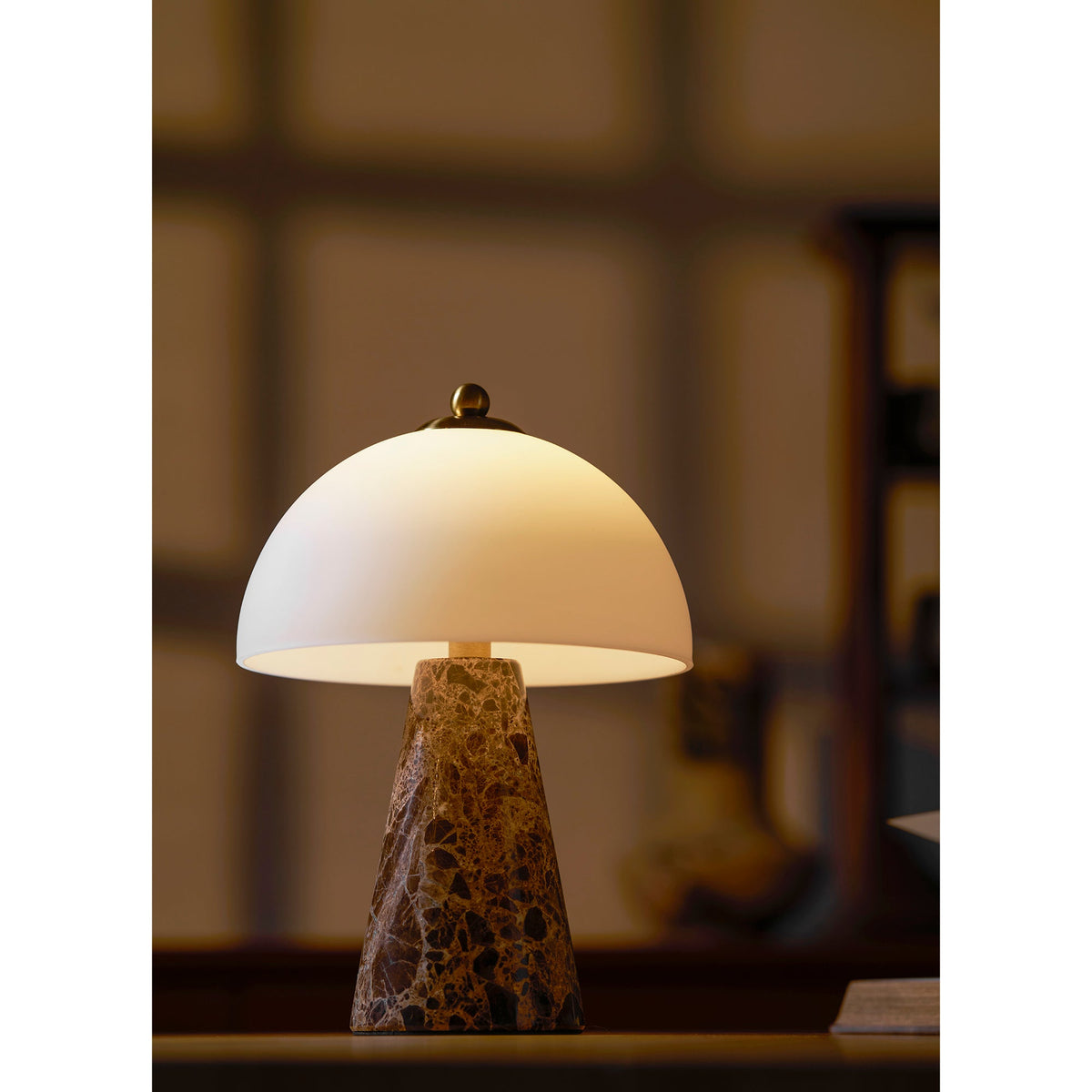 Lámpara de mesa de mármol Selune – encendida al atardecer
