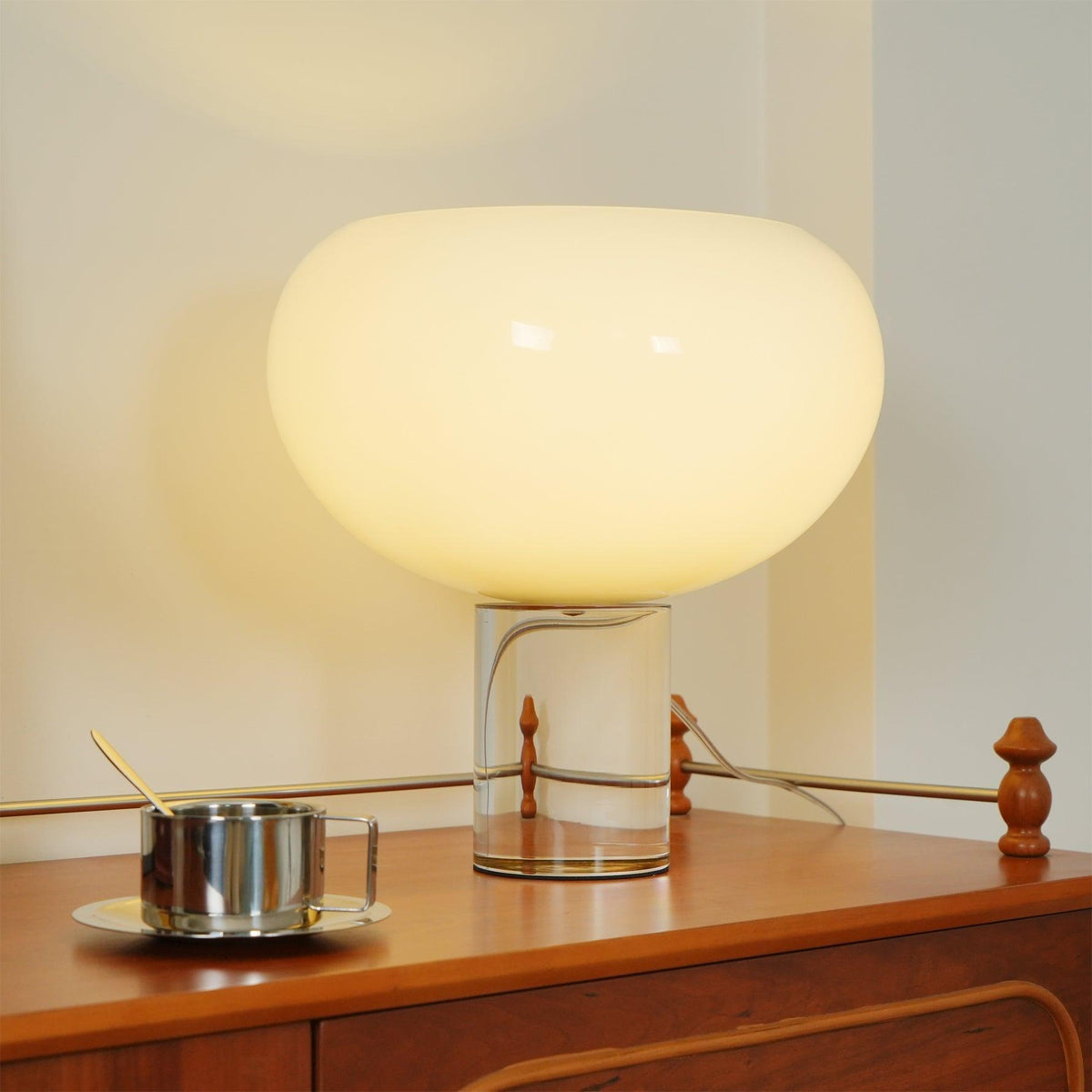 Lámpara de mesa de cristal Selunela – encendida con luz cálida