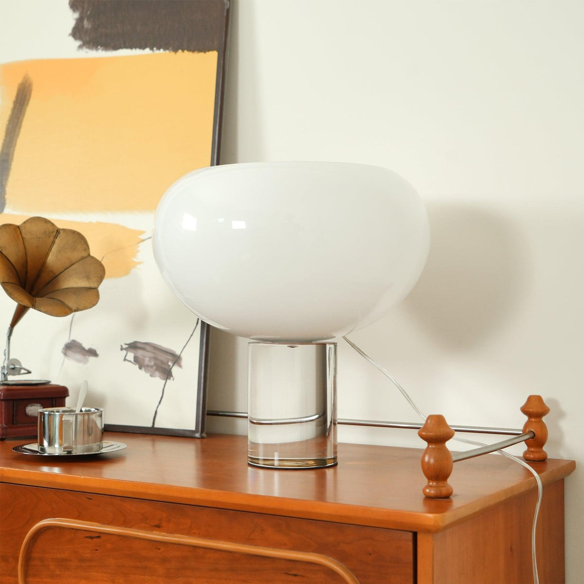 Lámpara de mesa de cristal Selunela – apagada sobre una cómoda