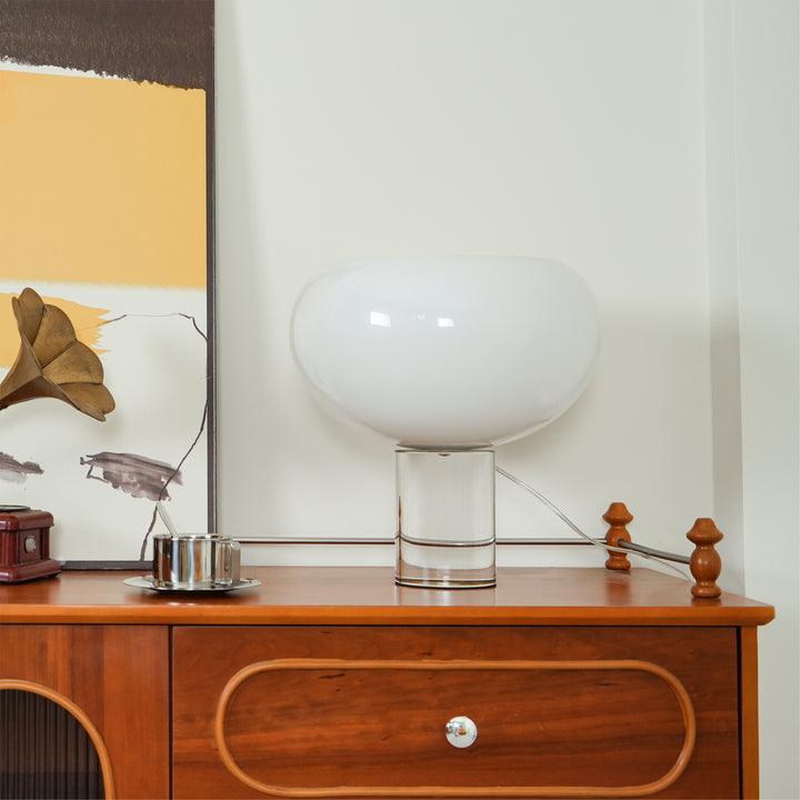 Lámpara de mesa de cristal Selunela – sobre una cómoda de madera