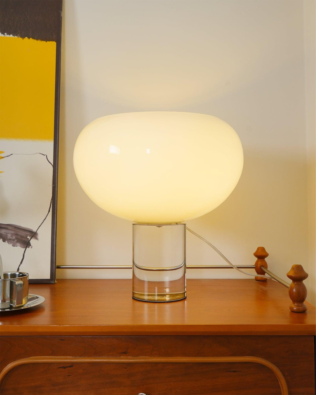 Lámpara de mesa de cristal Selunela – encendida en un rincón cálido