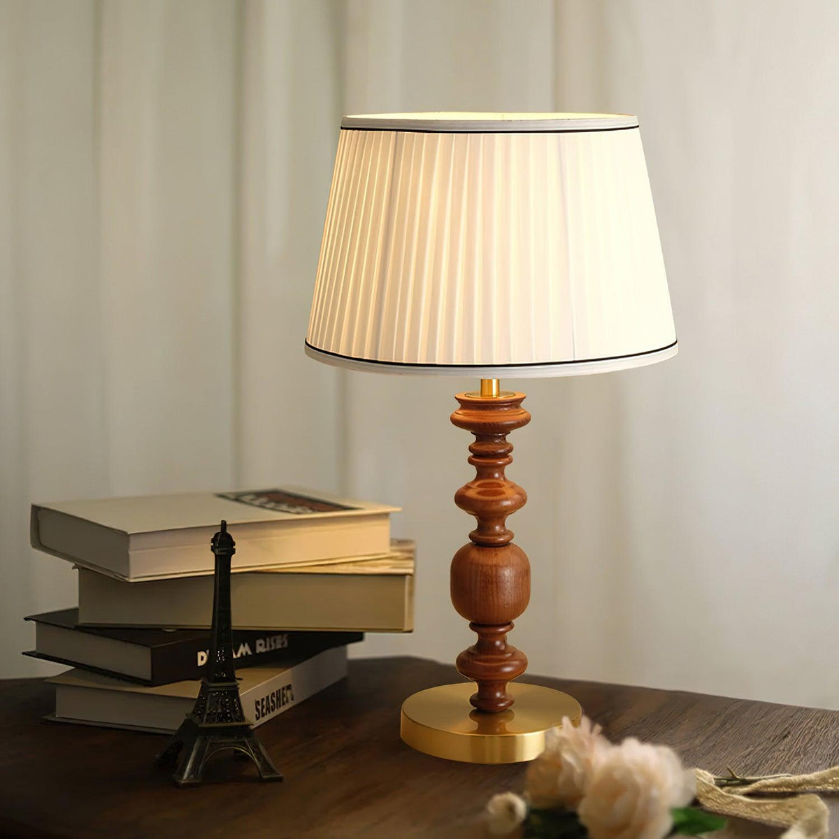 Lámpara de mesa clásica Sentero en un salón acogedor – imagen 7