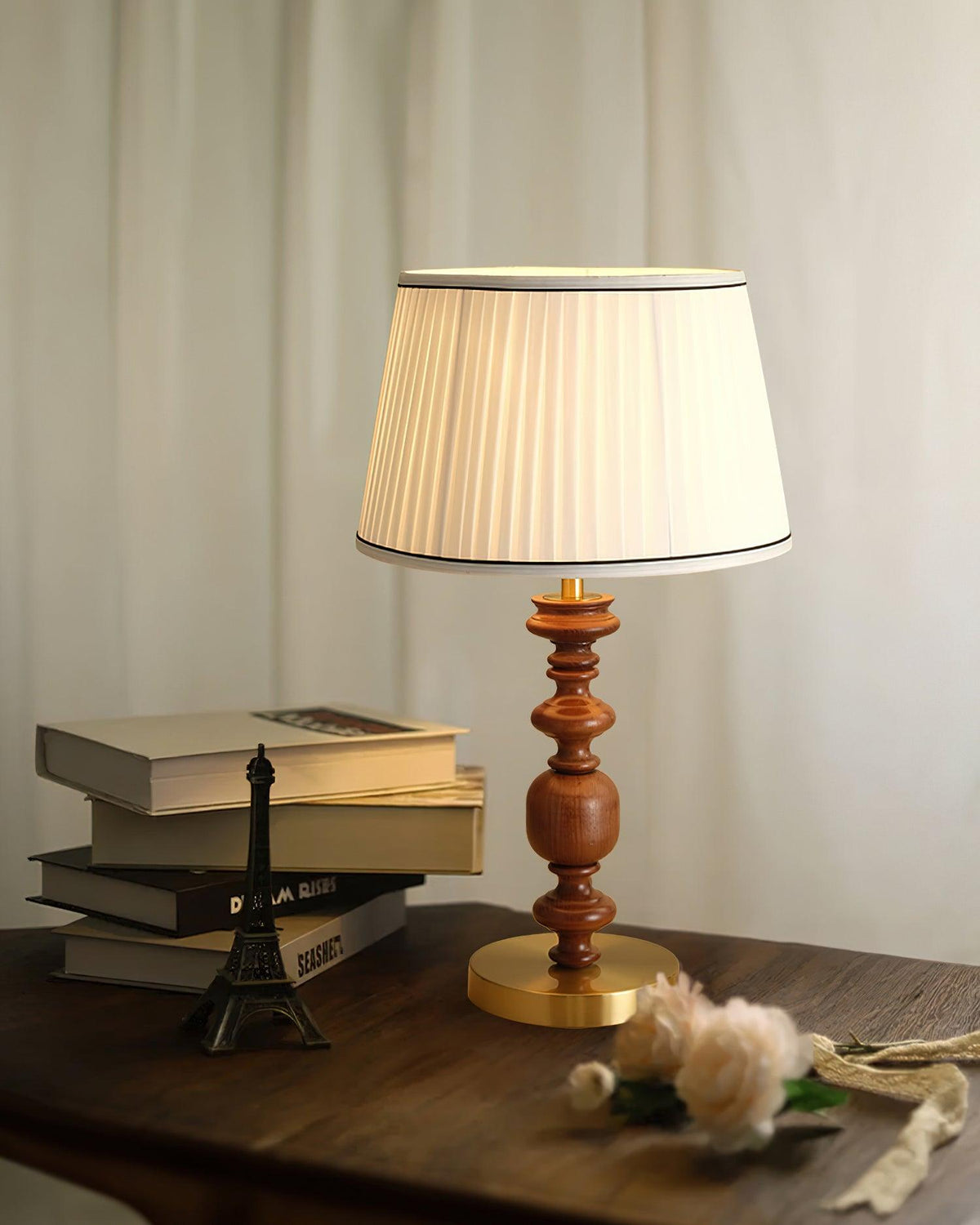 Lámpara de mesa clásica Sentero en un salón acogedor – imagen 10