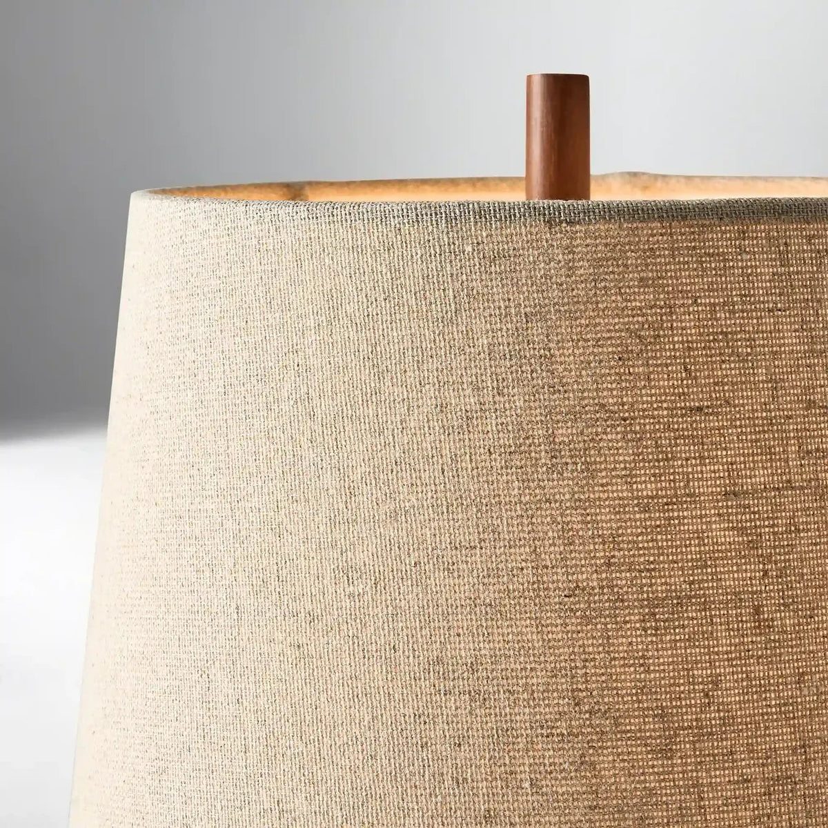 Lámpara de mesa de cerámica y lino Senuva sobre una mesa auxiliar junto al sofá – imagen 15