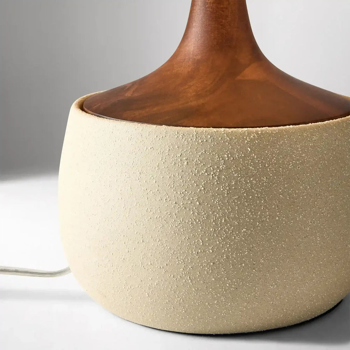 Lámpara de mesa de cerámica y lino Senuva sobre una mesa auxiliar junto al sofá – imagen 17