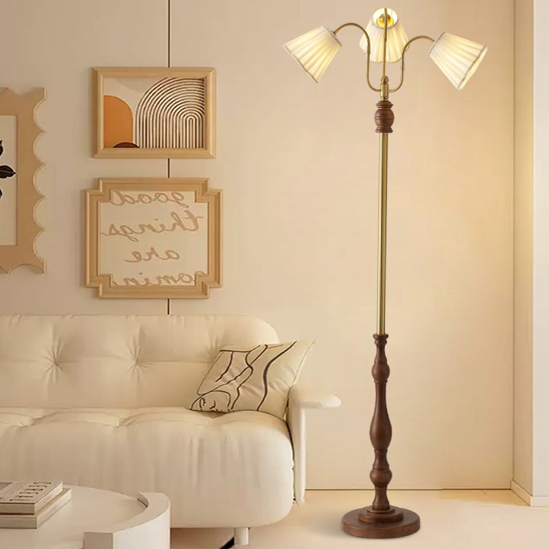 Lámpara de pie vintage Senvira – con tres luces junto a un sofá