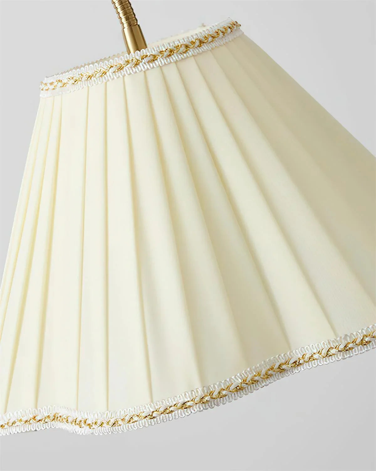 Lámpara de pie vintage Senvira – detalle de la pantalla con ribete dorado