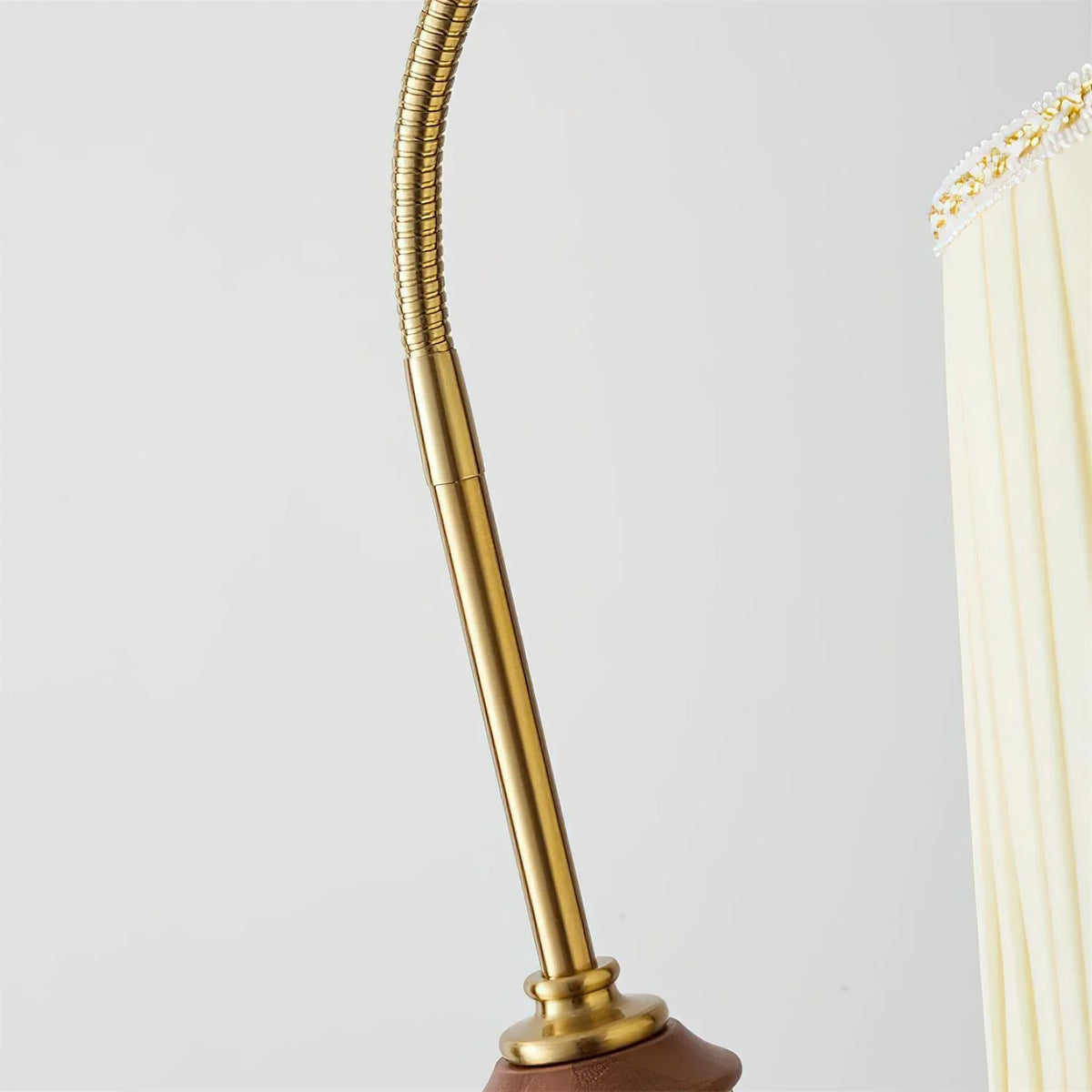 Lámpara de pie vintage Senvira – detalle del brazo flexible dorado