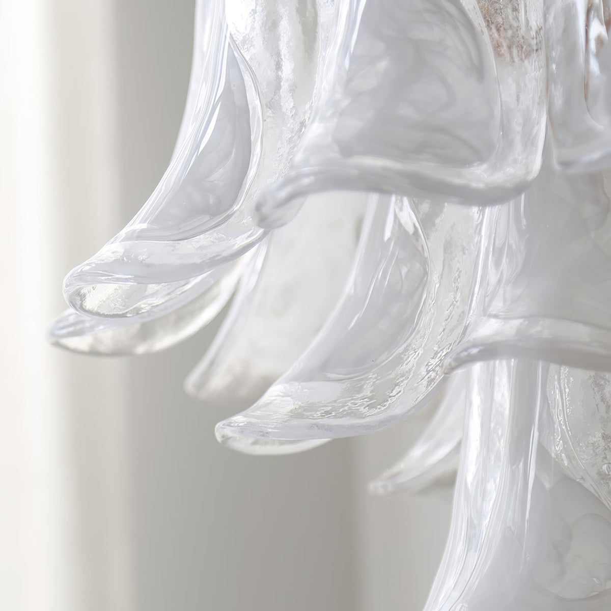 Lámpara de araña de pétalos de cristal Sépala en un comedor elegante – imagen 15