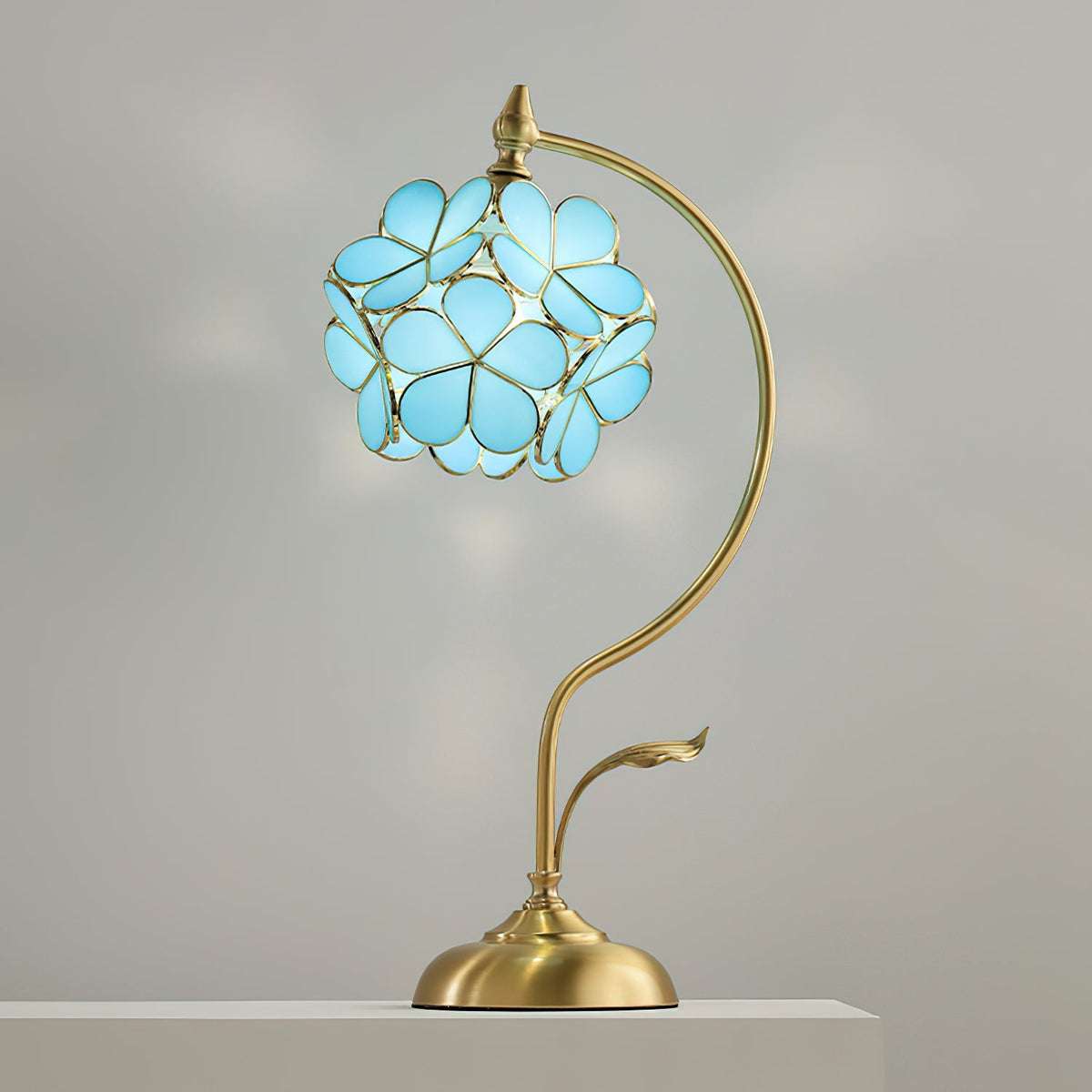 Lámpara de mesa de latón con flor de cristal Sepalia – cristal azul