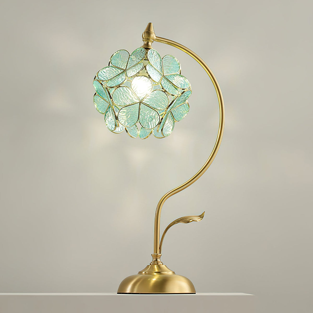 Lámpara de mesa de latón con flor de cristal Sepalia – cristal verde
