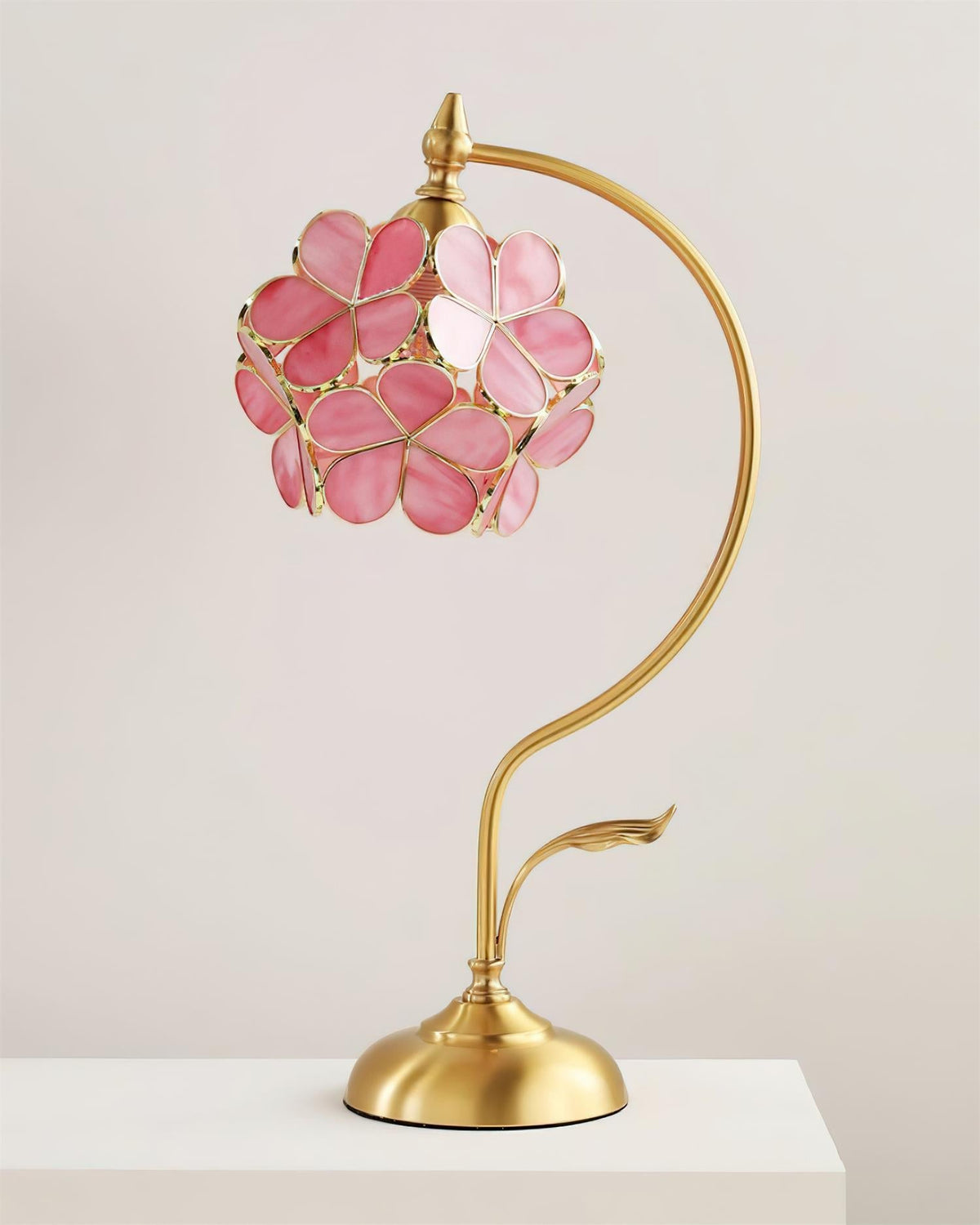 Lámpara de mesa de latón con flor de cristal Sepalia en un salón romántico – imagen 7