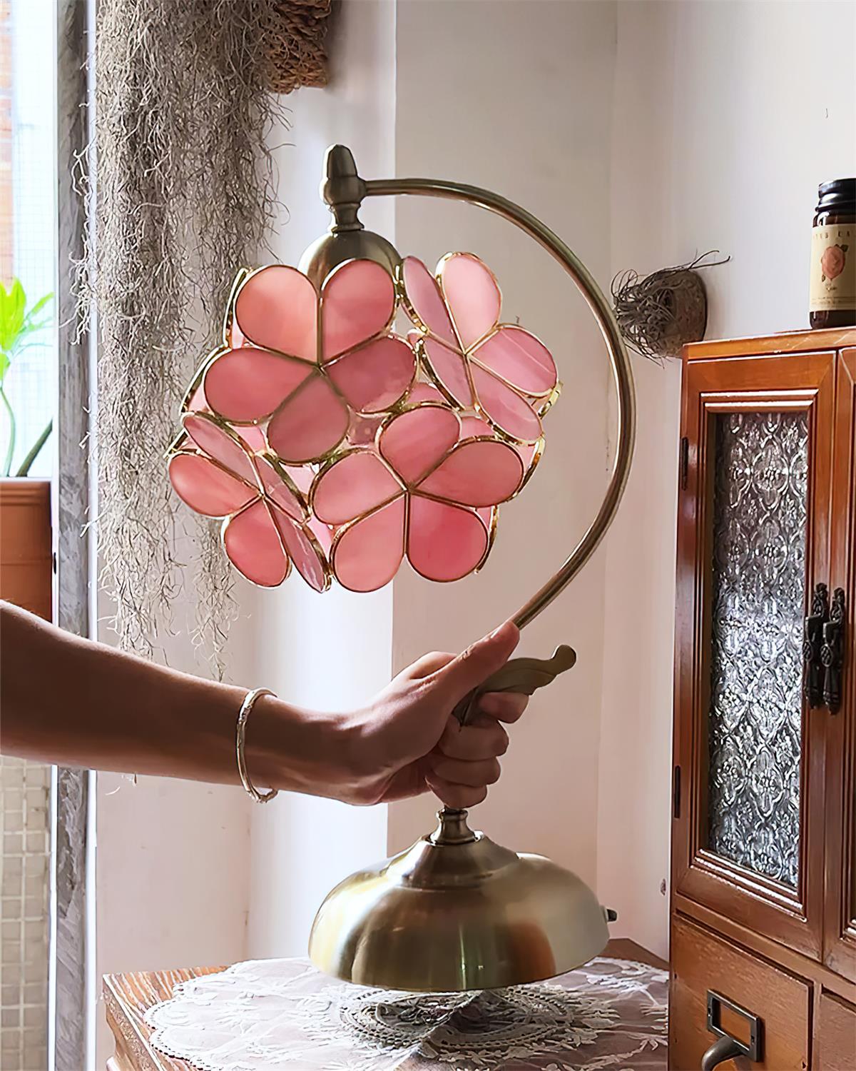 Lámpara de mesa de latón con flor de cristal Sepalia en un salón romántico – imagen 8