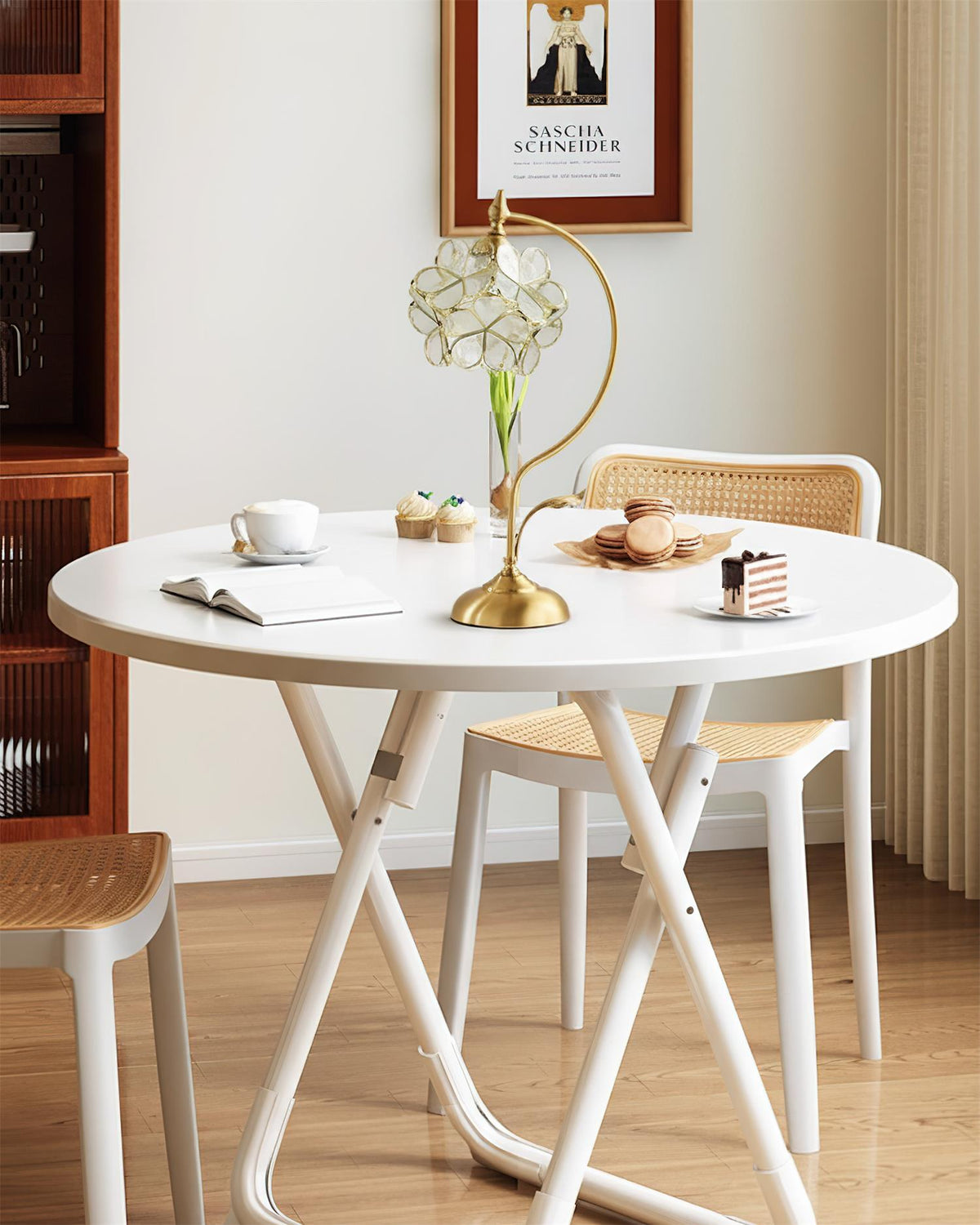 Lámpara de mesa de latón con flor de cristal Sepalia en un salón romántico – imagen 9