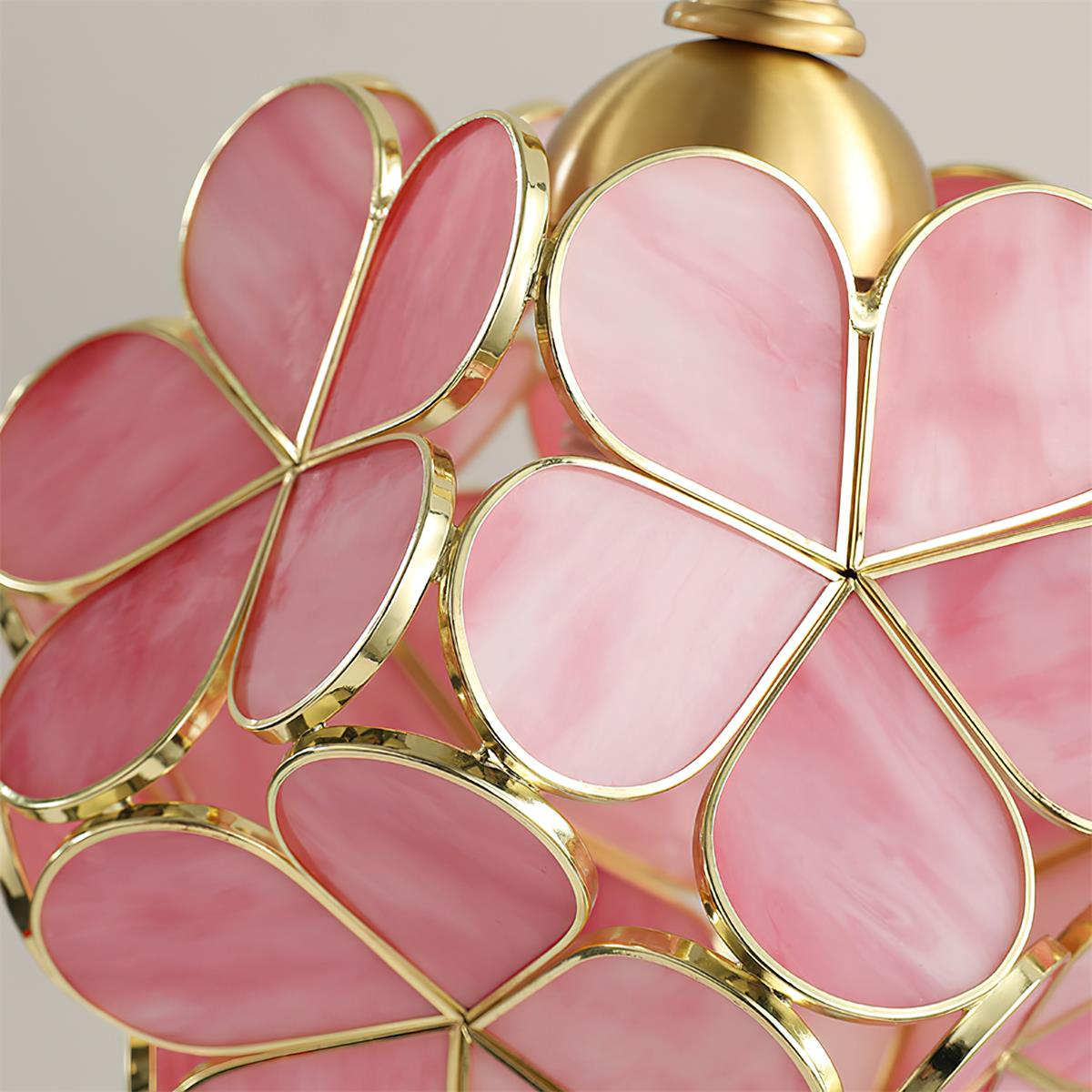 Lámpara de mesa de latón con flor de cristal Sepalia – detalle de los pétalos de cristal