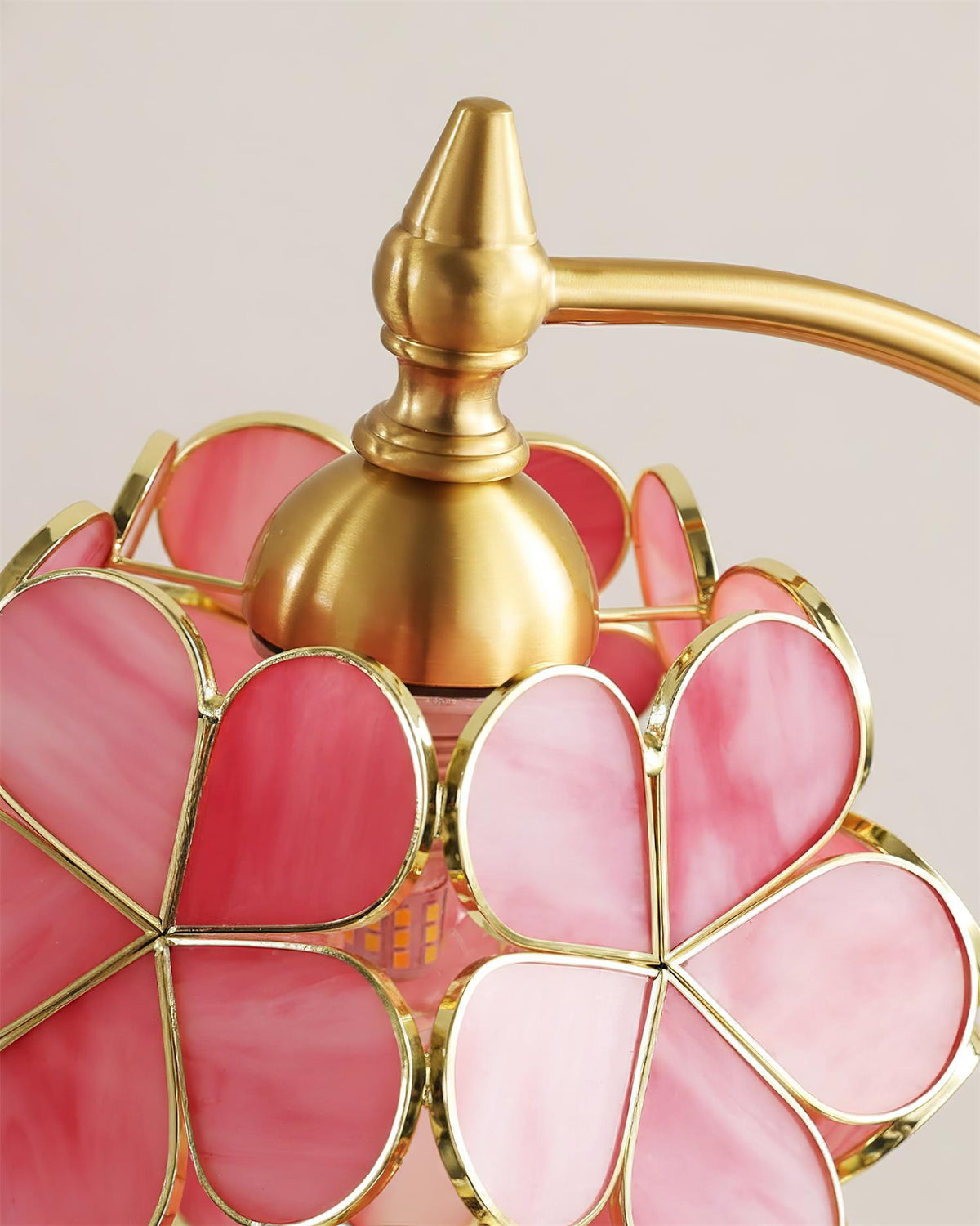 Lámpara de mesa de latón con flor de cristal Sepalia – detalle del remate de latón