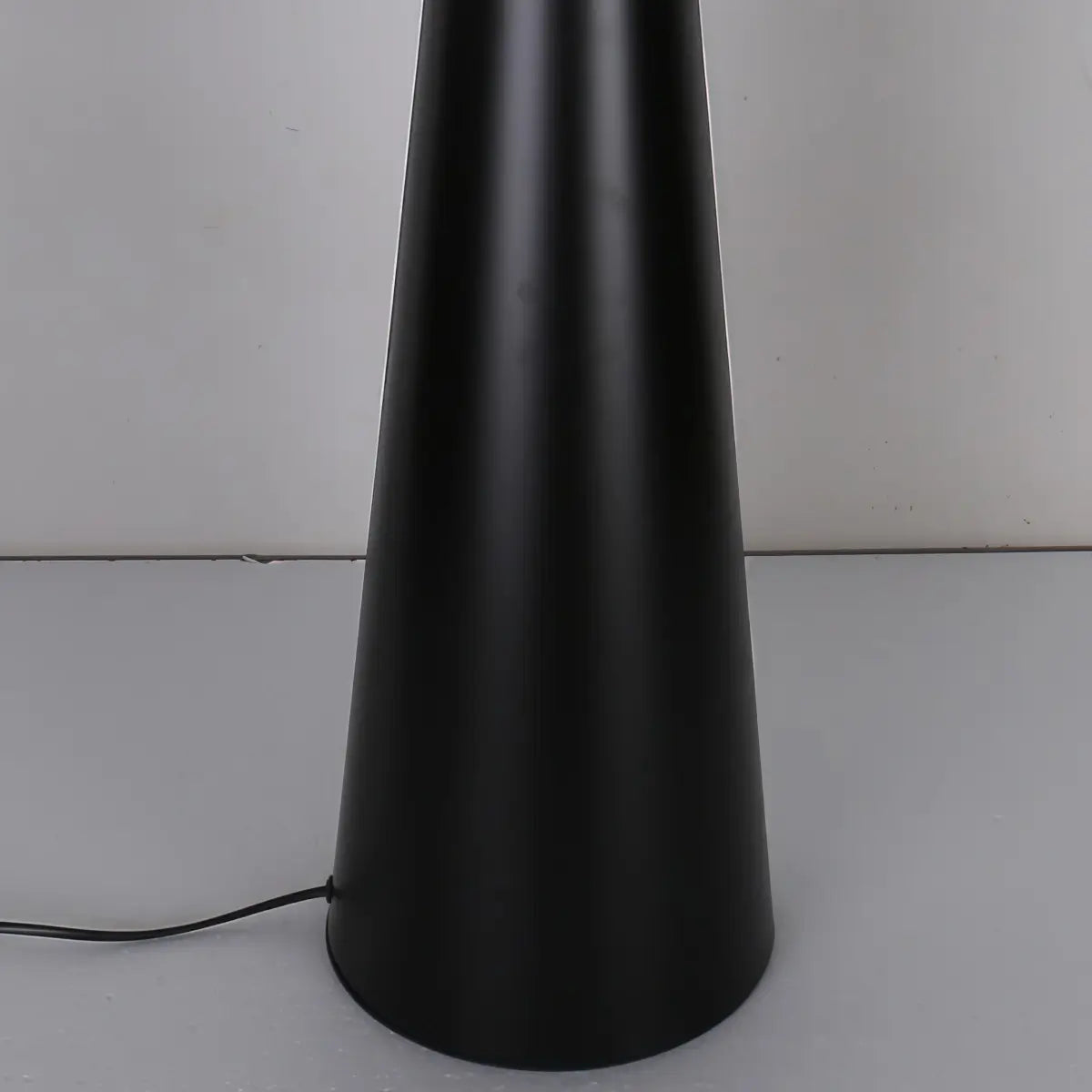 Lámpara de pie cónica con pantalla de cristal Sernala – detalle de la base cónica de metal negro