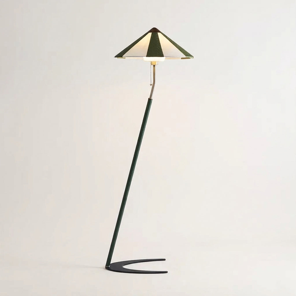 Lámpara de pie inclinada con pantalla a rayas Sesgara en un salón de estilo mid-century – imagen 7