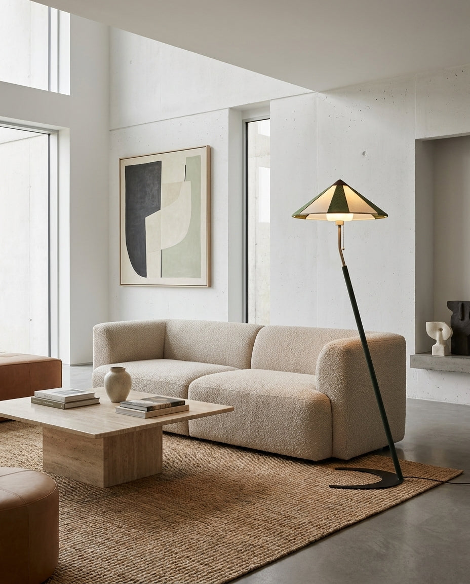 Lámpara de pie inclinada con pantalla a rayas Sesgara en un salón de estilo mid-century – imagen 10