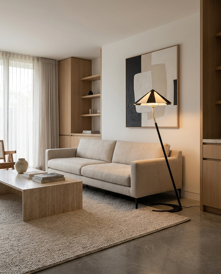 Lámpara de pie inclinada con pantalla a rayas Sesgara en un salón de estilo mid-century – imagen 11