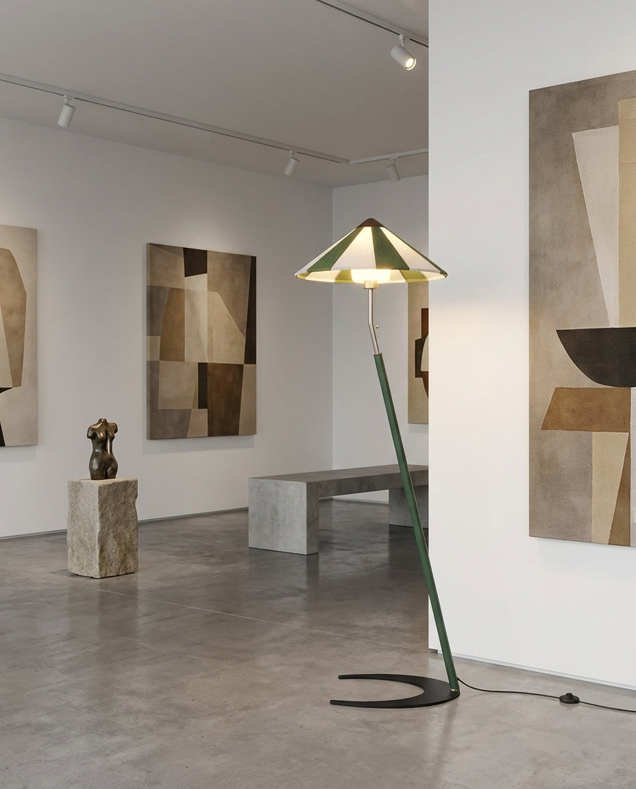 Lámpara de pie inclinada con pantalla a rayas Sesgara en un salón de estilo mid-century – imagen 12