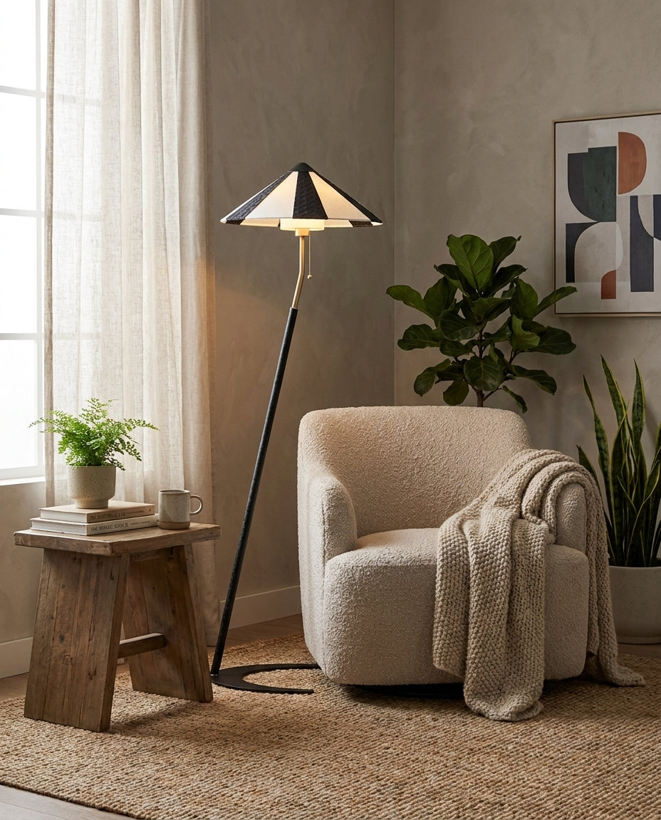 Lámpara de pie inclinada con pantalla a rayas Sesgara en un salón de estilo mid-century – imagen 14