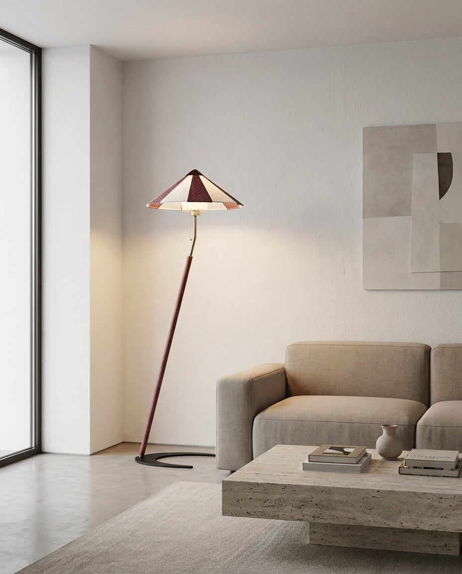 Lámpara de pie inclinada con pantalla a rayas Sesgara en un salón de estilo mid-century – imagen 16