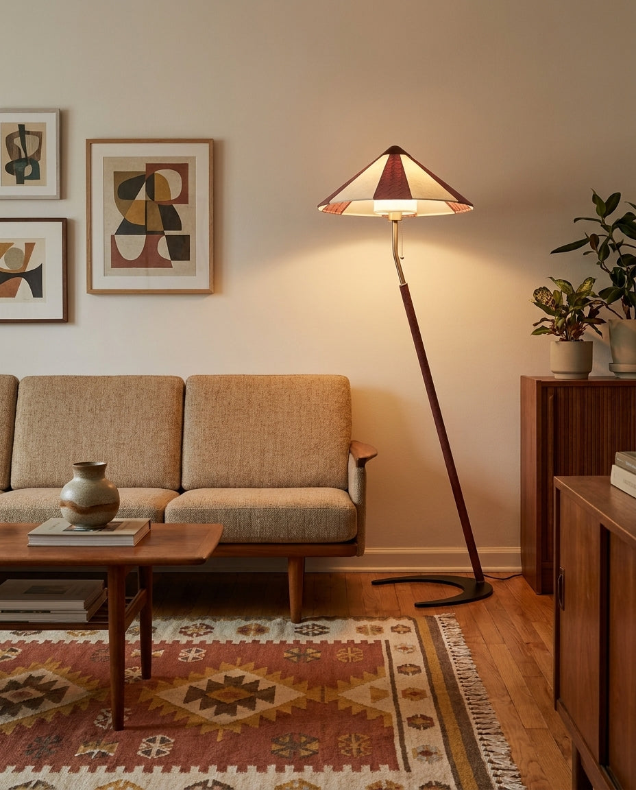 Lámpara de pie inclinada con pantalla a rayas Sesgara en un salón de estilo mid-century – imagen 17