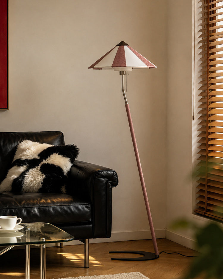 Lámpara de pie inclinada con pantalla a rayas Sesgara en un salón de estilo mid-century – imagen 20