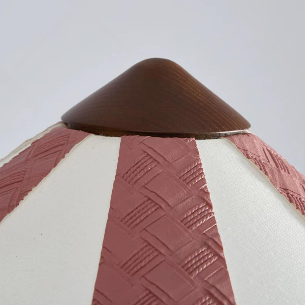 Lámpara de pie inclinada con pantalla a rayas Sesgara – detalle del remate de madera de la pantalla
