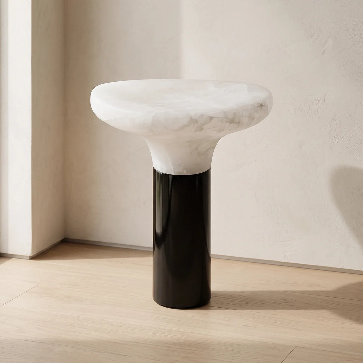 Lámpara de mesa de alabastro Setalba – apagada, mostrando las vetas de la piedra